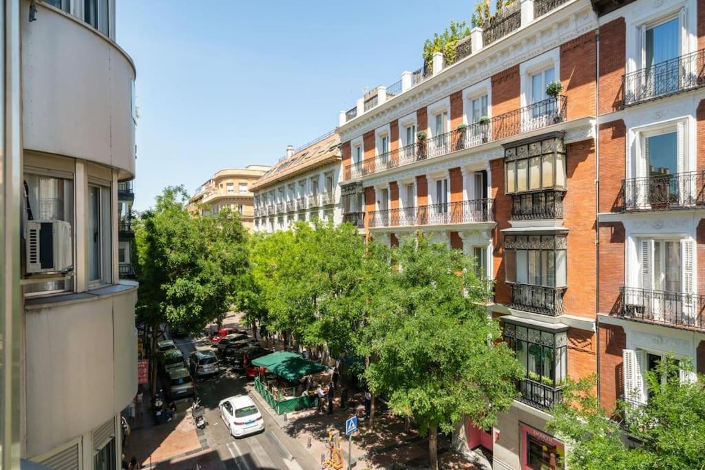 Located In Puerta De Alcala - 2 Apartment