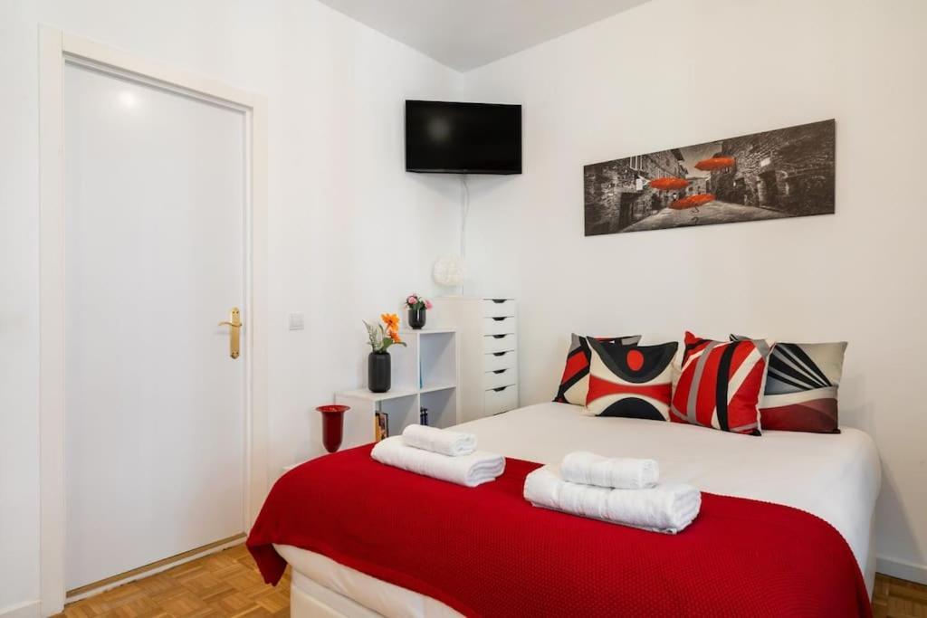 Located In Puerta De Alcala - 2 Apartment Madrid