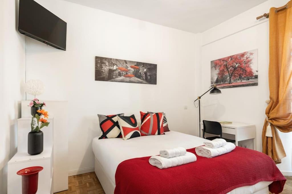 Located In Puerta De Alcala - 2 Apartment Madrid