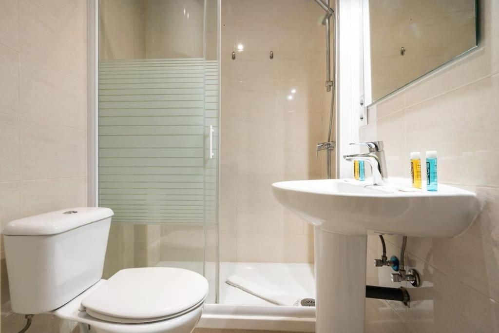 Located In Puerta De Alcala - 2 Apartment *